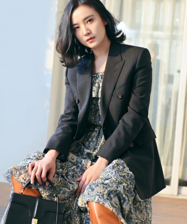 宋佳這模樣真不像40歲，穿碎花裙配條紋西裝，面板過於嬌嫩了