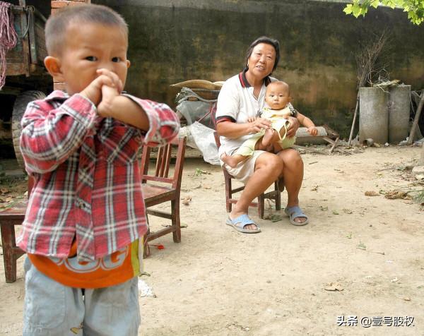 農村家庭為何更敢生孩子？城市中產卻非常謹慎？