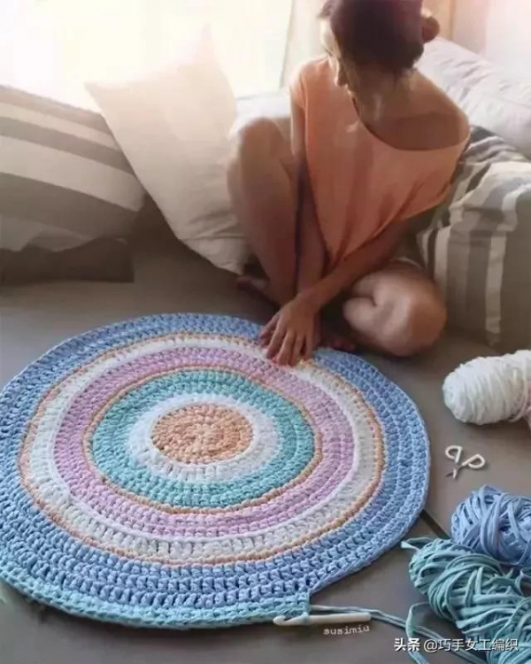 只用幾團布條線，就鉤出了好看又實用的桌墊地墊