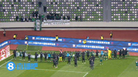 時隔五個賽季重回中超,浙江隊將帥哨響後瘋狂慶祝 時隔五個賽季重回中超,浙江隊將帥哨響後瘋狂慶祝