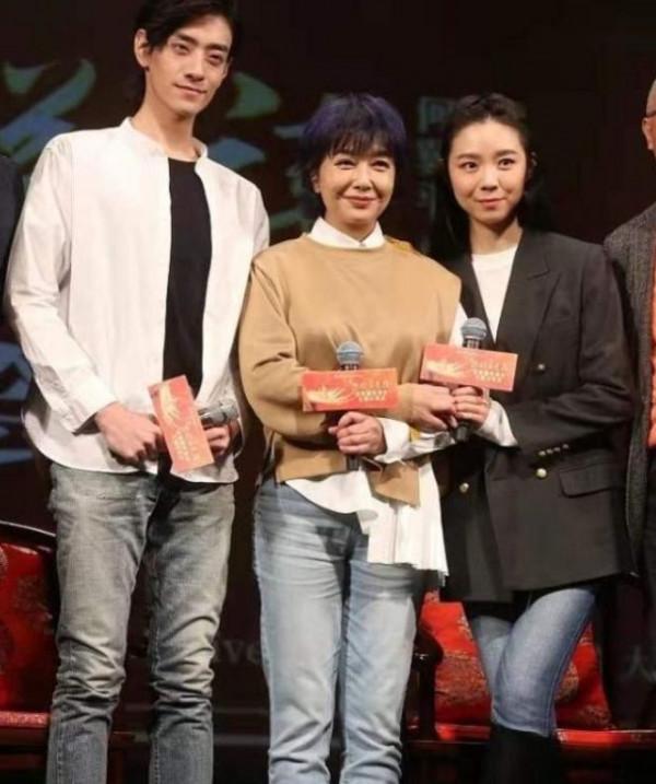 江珊染了一頭紫發，還穿衛衣配九分褲顯年輕，53歲阿姨也是洋氣人