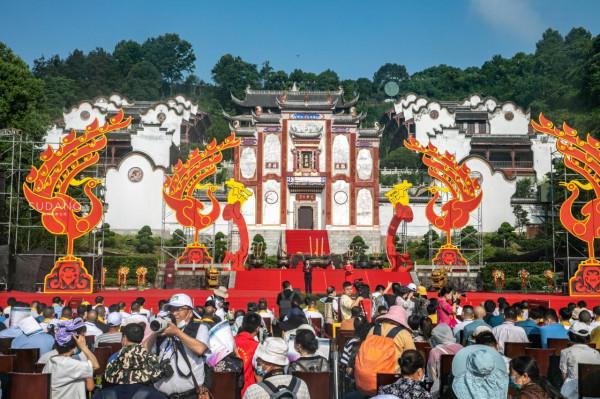 這個建在三峽大壩旁的小城，實力很強卻很低調，擁有大美風光風物