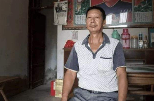 “烈士”死而復生，被取消一等功，37年後在自己墓碑前痛哭不止