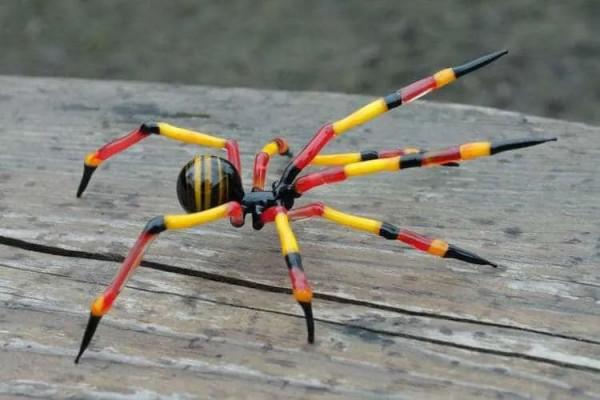 了不起的吹玻璃藝術，活靈活現的昆蟲吹出來，網友：太會吹了