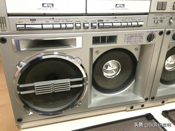 80年代夏普推出的行動式音響，4波段立體聲收音機盒式錄音機
