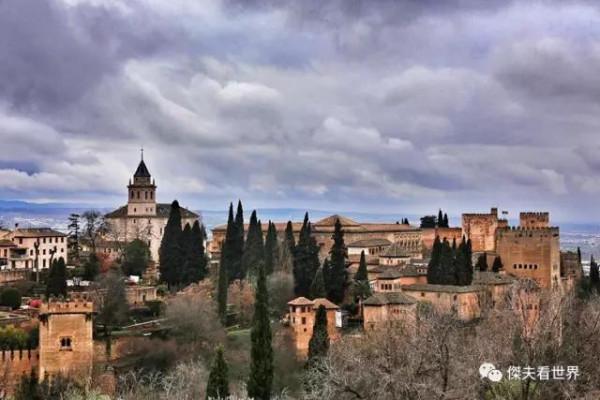 它是伊斯蘭建築的巔峰之作 - 阿爾罕布拉宮