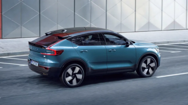 408馬力開著超爽,個性轎跑SUV回頭率100%,內飾看著就舒服 408馬力開著超爽,個性轎跑SUV回頭率100%,內飾看著就舒服