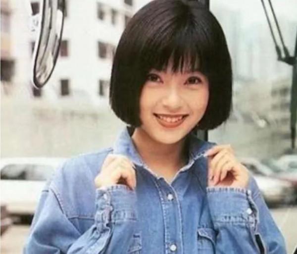 95版“郭芙”近況曝光，戴粉口罩扎麻花辮，50歲體型臃腫老態初顯