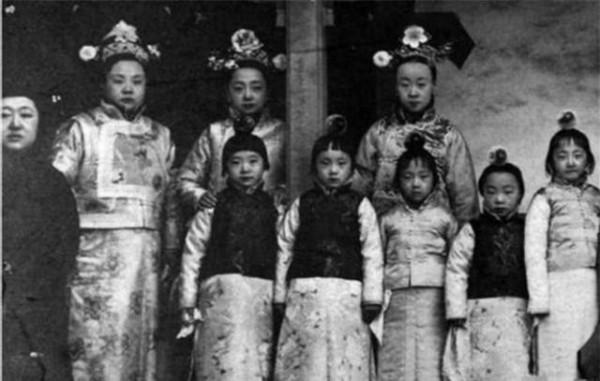 大清滅亡後，格格們都嫁給了誰？這幾個大明星其實是皇室子孫