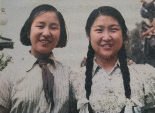 1959年,毛主席參加大女兒李敏婚禮,一向不勝酒力的他連乾數杯 1959年,毛主席參加大女兒李敏婚禮,一向不勝酒力的他連乾數杯