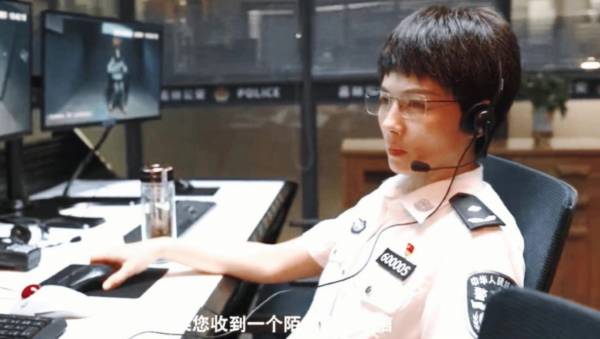女明星軍裝造型有多浮誇？有人不捨大紅唇，有人腳踩10公分高跟