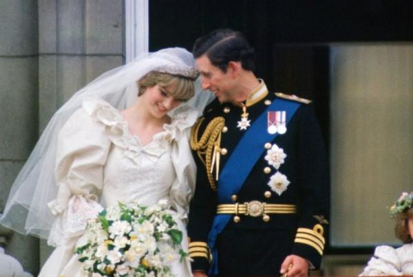 戴安娜露背裙迷人，29年前同框妮可也不輸，美人命運相似結局不同