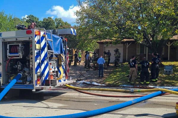 突發！兩名飛行員彈射逃生，美國軍機墜毀居民區，高層下令徹查