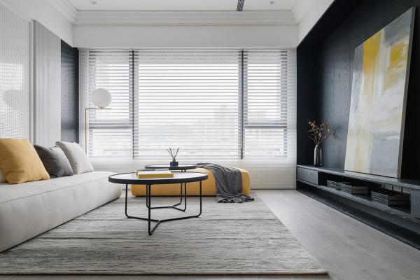 陽光明媚，灰白相間的公寓