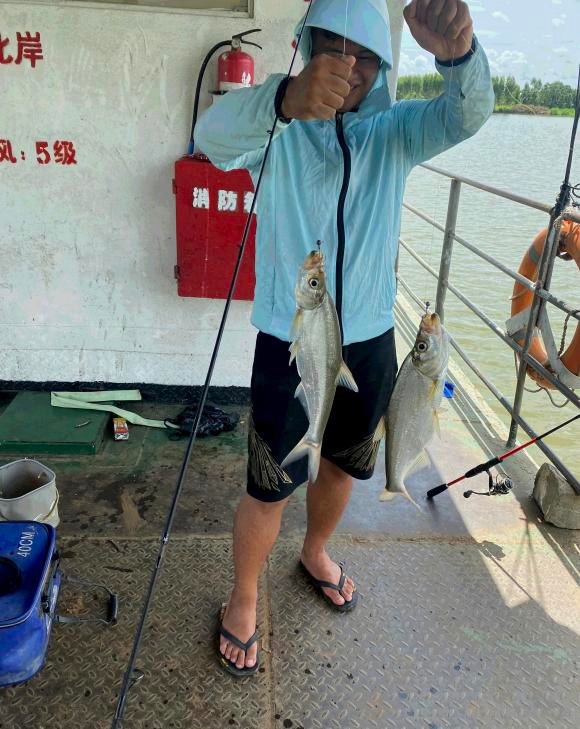 廣東釣魚人在網上炫耀漁獲，第二天人多得像趕集，網友：是個人才