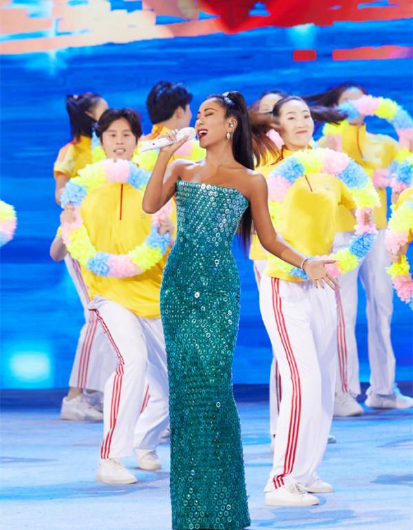 吉克雋逸又閃耀舞臺,和孫楠合唱冬奧會宣傳曲,穿抹胸裙咋看咋美 吉克雋逸又閃耀舞臺,和孫楠合唱冬奧會宣傳曲,穿抹胸裙咋看咋美