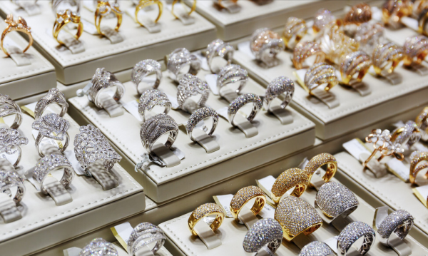 首飾戴久了發黑發黃怎麼辦?教你4個小妙招,讓首飾煥然一新 首飾戴久了發黑發黃怎麼辦?教你4個小妙招,讓首飾煥然一新