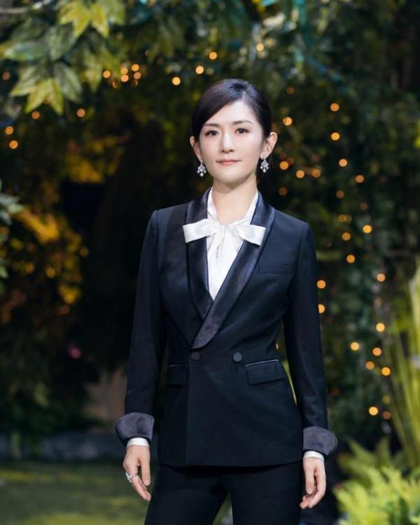 正經起來的謝娜真的美，西裝革履幹練大氣，成功擺脫“瘋癲娜”