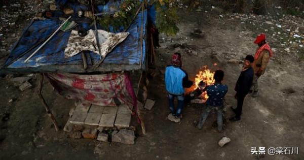 火，火，需要火！新德里無家可歸者在嚴寒中被凍得瑟瑟發抖