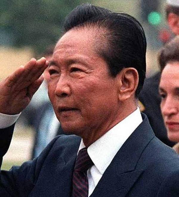 1983年阿基諾遇刺,下葬前仍穿著血衣,因腦部中彈面容顯得不完整 1983年阿基諾遇刺,下葬前仍穿著血衣,因腦部中彈面容顯得不完整