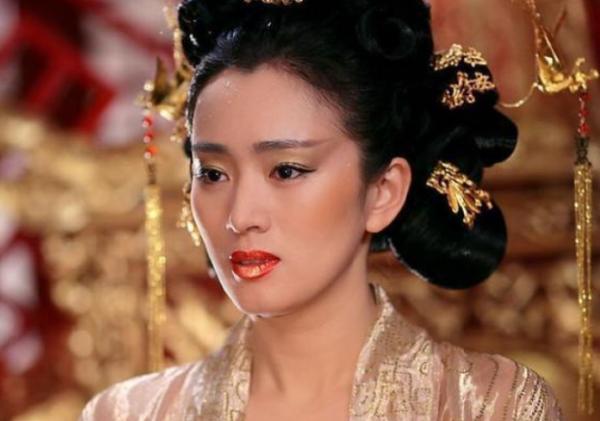 55歲鞏俐紅毯造型太驚豔！亮片衣配開叉裙氣場強，獲男伴貼心攙扶