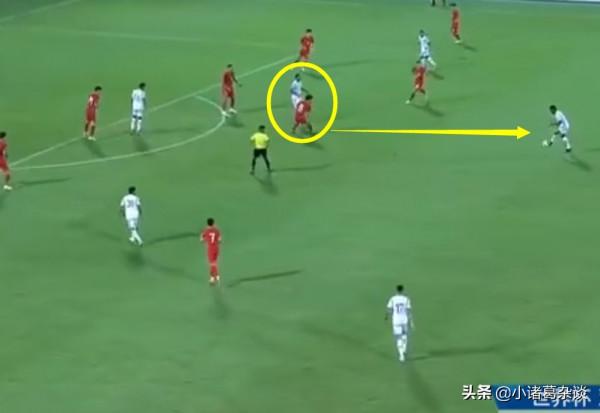 國足丟球前,蒿俊閔接連犯了3個錯誤,李鐵啊,你換下2人幹什麼? 國足丟球前,蒿俊閔接連犯了3個錯誤,李鐵啊,你換下2人幹什麼?