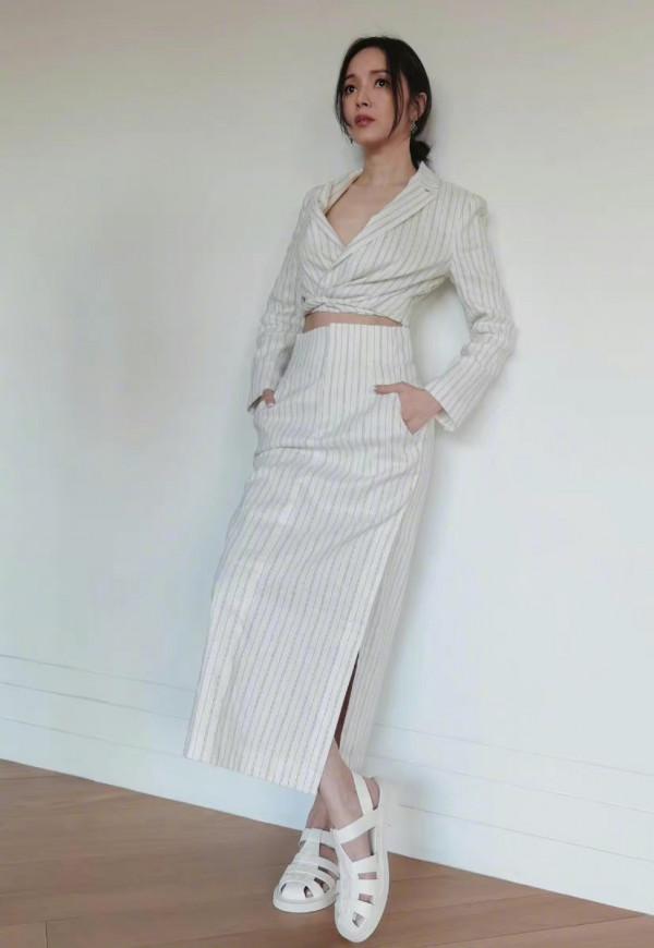 周杰倫前女友侯佩岑曬美圖，瘦到胸前骨頭明顯，神態憂鬱配文傷感