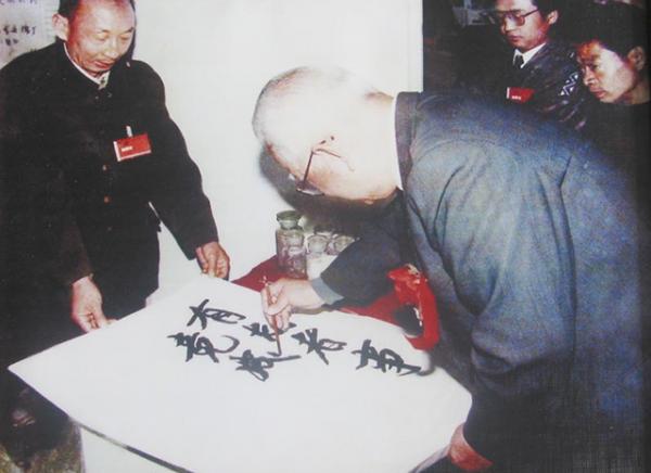 90歲的朱鎔基親自拜訪百歲的袁寶華,見面後:最好的啟蒙老師 90歲的朱鎔基親自拜訪百歲的袁寶華,見面後:最好的啟蒙老師