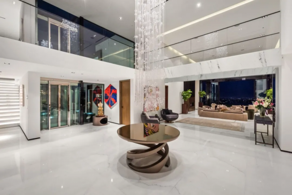 售價5.5 億的別墅，耗時7年重建，升降 DJ 臺把豪宅氛圍拉滿