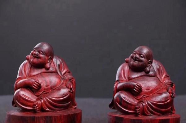 紫檀木切雙段，雕一對彌勒安坐而笑！好手藝