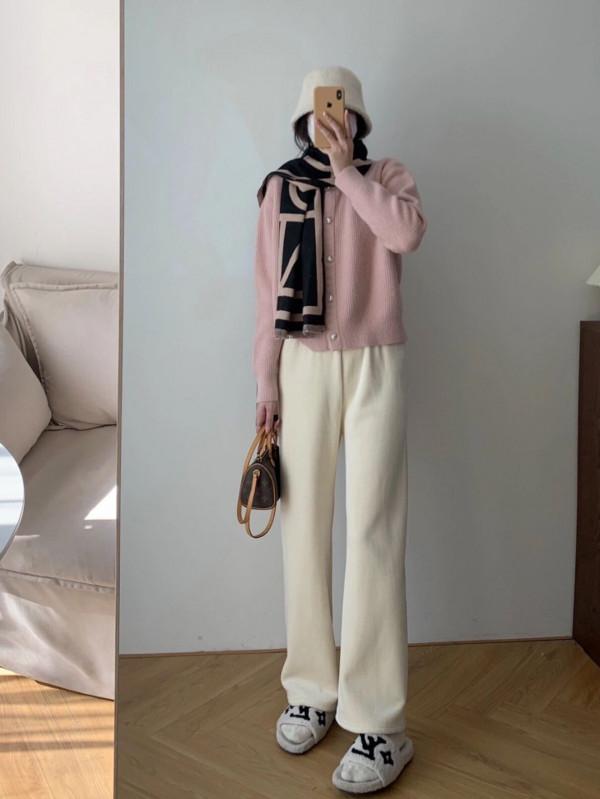 女孩子們放棄花裡胡哨的針織衫吧，選擇純色款式，簡約大氣還高階