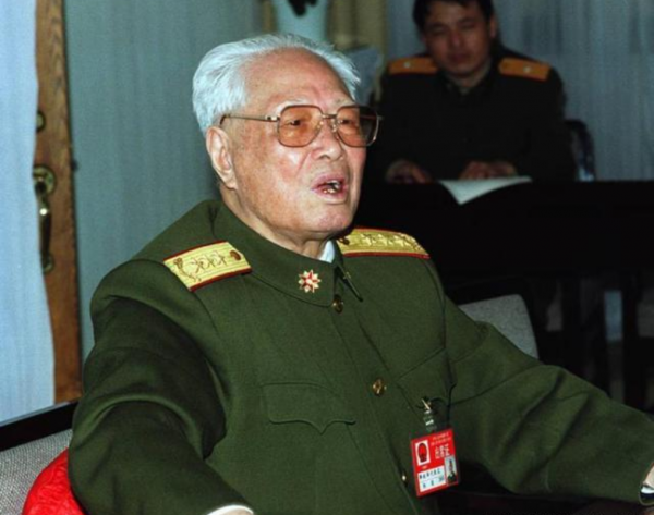 1981年，安徽宿縣來了一位開國中將，握著老婦的手說：我來看您了