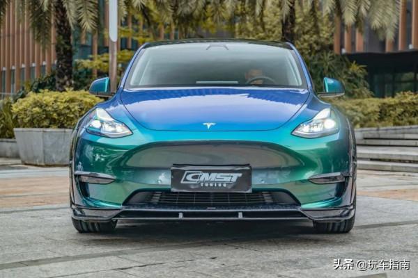 特斯拉Model Y全面改裝,碳纖維寬體鑽石綠變色膜回頭率爆棚 特斯拉Model Y全面改裝,碳纖維寬體鑽石綠變色膜回頭率爆棚