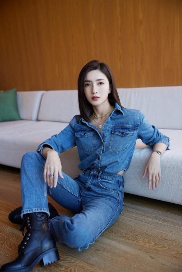 江疏影玩起帥來不敢認,穿牛仔套裝瀟灑利落,身材比例是真好 江疏影玩起帥來不敢認,穿牛仔套裝瀟灑利落,身材比例是真好