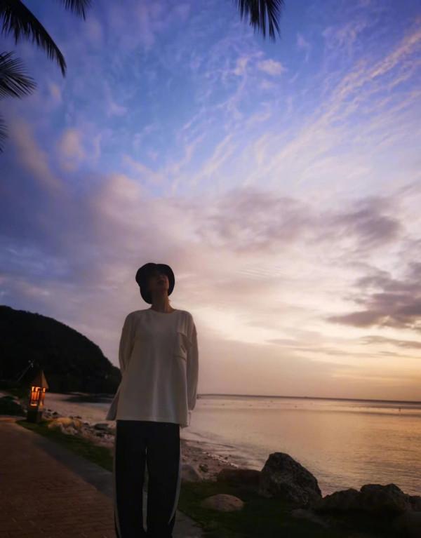 楊紫越來越美了！近照曝光穿休閒裝更亮眼，懟臉自拍都能美回巔峰