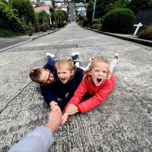 世界上最陡峭的街道，普通的車都上不去，恐高的人會害怕