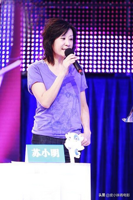 蘇小明：一首《軍港之夜》爆紅，巔峰時隱退出國，如今過得如何？