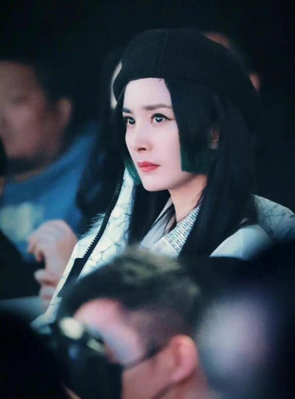 楊冪綠色挑染公主切造型，時尚又個性；貝雷帽點綴，高階感十足