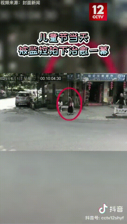 人類幼崽安慰人的功力有多強?網友:讓我先哭會兒,太暖了…… 人類幼崽安慰人的功力有多強?網友:讓我先哭會兒,太暖了……