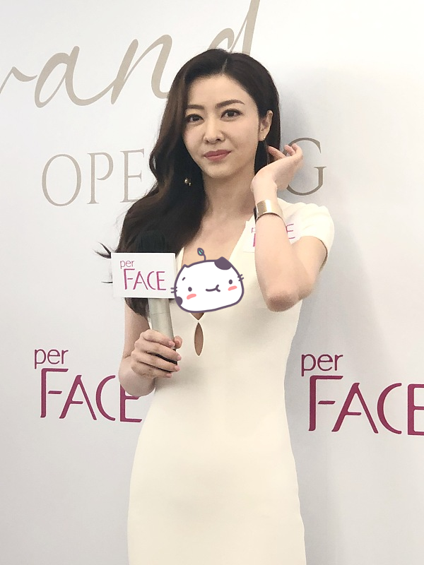 熊黛林的腿也太長了吧，就算穿設計很簡單的裙子，腿也不顯短