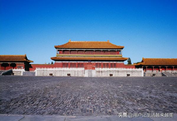 北京故宮是世界上現存規模最大、儲存最完整的木質結構古建築之一