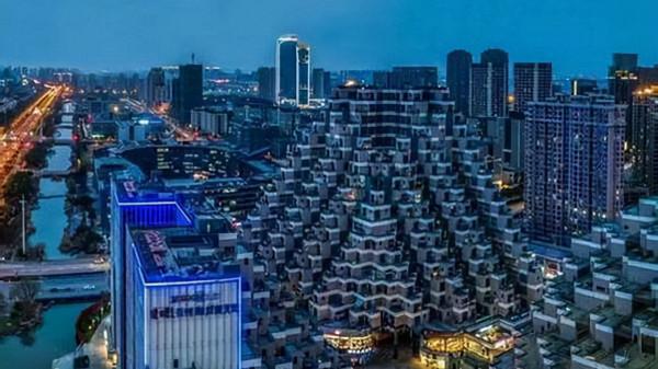 崑山一奇怪打卡建築地，像是方格積木又像金字塔，震撼極具科技感