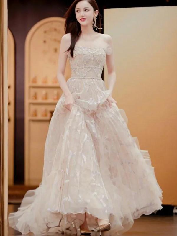 古力娜扎，著抹胸長裙優雅動人，長髮披肩美到發光 ​