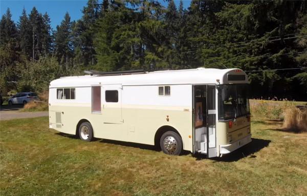 一家四口低價買2001年廢舊大巴，將22㎡空間變成蝸居，生活太幸福