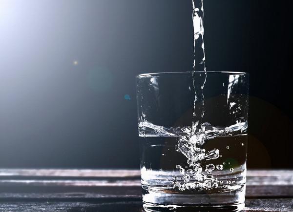 早上起床喝一杯溫水等於喝細菌? 早上起床喝一杯溫水等於喝細菌?