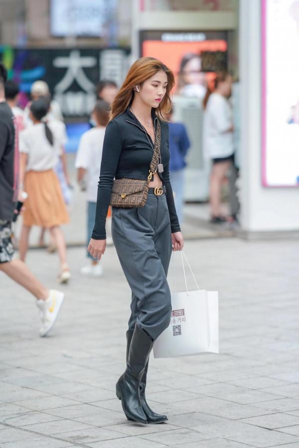 看街拍 識包包：芬迪fendi哪些包款好看又好搭？