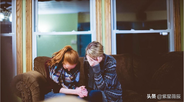 澳洲一14歲女孩在校門口失蹤，5年後突然現身，結局溫馨浪漫