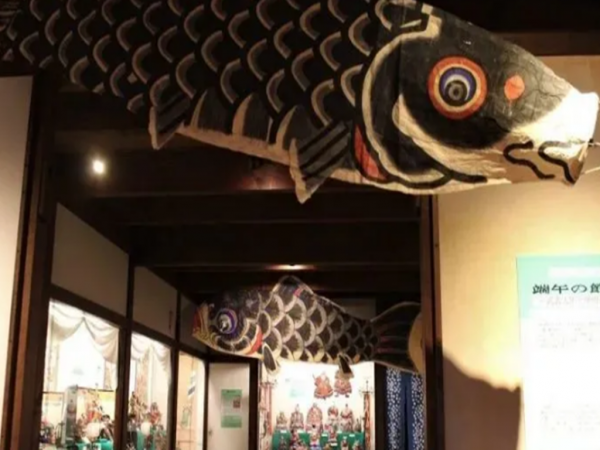 男子帶學生參觀中山陵,手上舉著日本鯉魚旗,遊客怒斥:快拿掉 男子帶學生參觀中山陵,手上舉著日本鯉魚旗,遊客怒斥:快拿掉