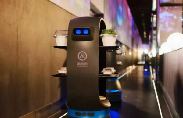 爆火的送餐機器人,會讓服務人員都下崗嗎? 爆火的送餐機器人,會讓服務人員都下崗嗎?