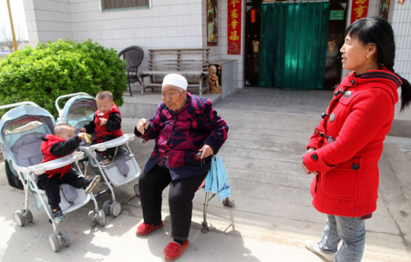 為什麼老人身上有股“怪味”？上了年紀後做好3件事，或能遠離